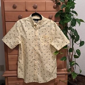 CHAPS pale yellow pineapple Medium button-down stretch short sleeve shirt NWT